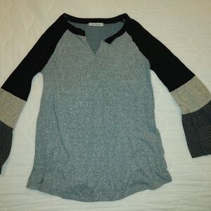 Women's Gray and Black Long Sleeve Top